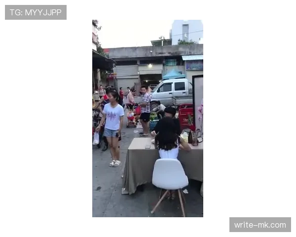 菜市场排队碰到叶诗文,像邻家阿姨一回头手上的表却把差距摔在地上 菜市场排队碰到叶诗文,像邻家阿姨一回头手上的表却把差距摔在地上